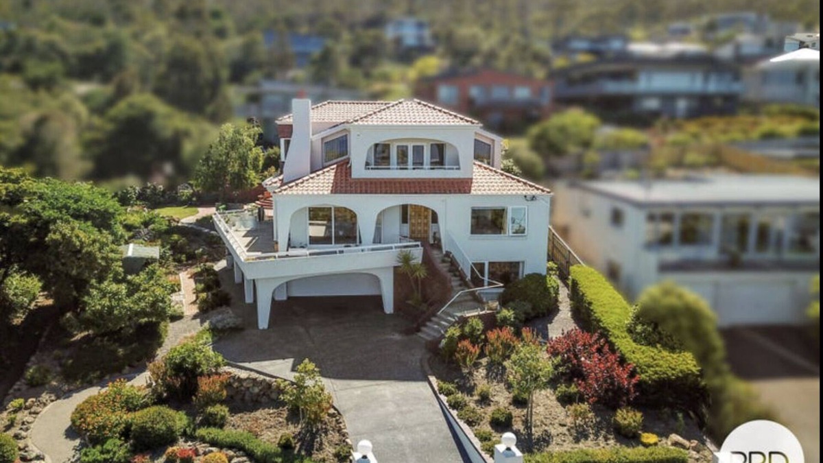 Howrah House | Huge luxurious Family home - Stunning Water Vista, 15 min from Hobart CBD