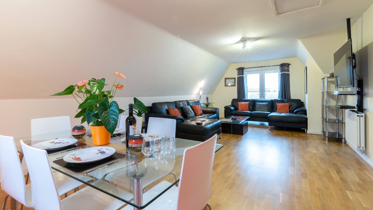 St Ives Apartment | Huge Luxury Modern Penthouse Apartment with King Size Bed