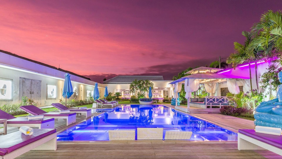 Sunset Road Villa | HUGE MODERN STAFFED VILLA, HUGE 17M PRIVATE POOL, CATERING, SEMINYAK