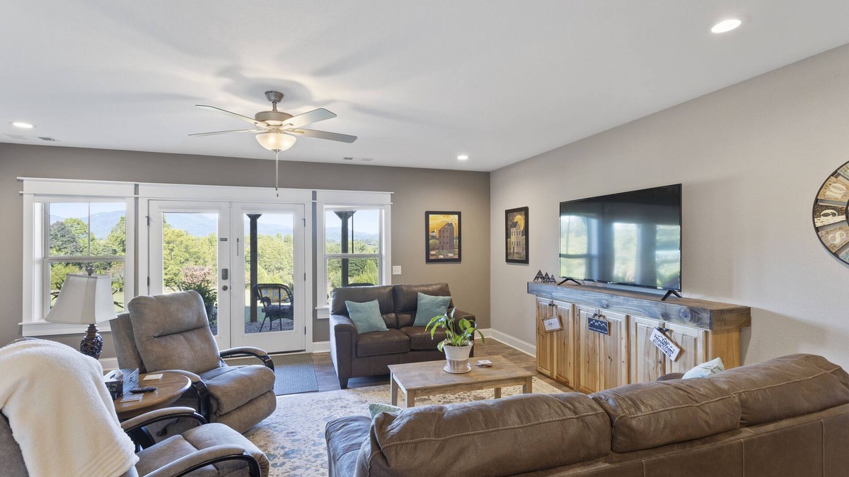 Landrum House | Huge Panoramic Mountain View, KING Bed, Office, Relaxing