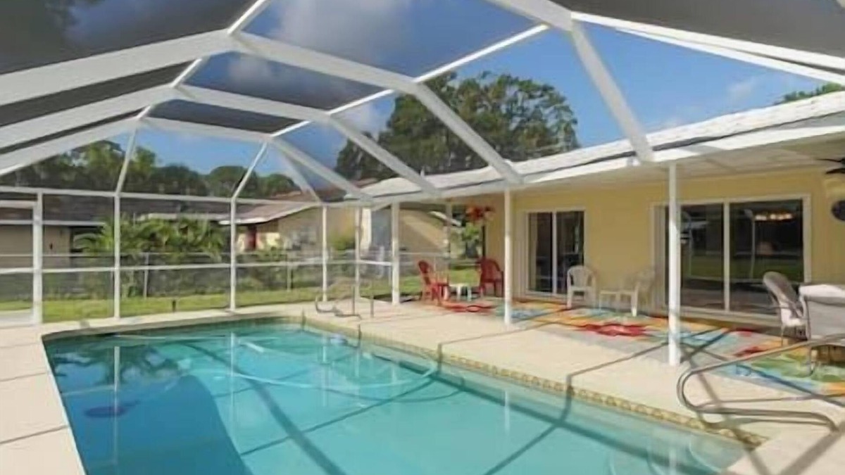Laurel House | Huge ❤ Pool, Close to Beaches, Restaurants & Shops