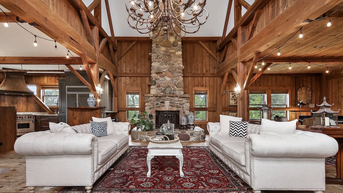 McHenry House | Huge Renovated Barn Estate. Perfect for Groups