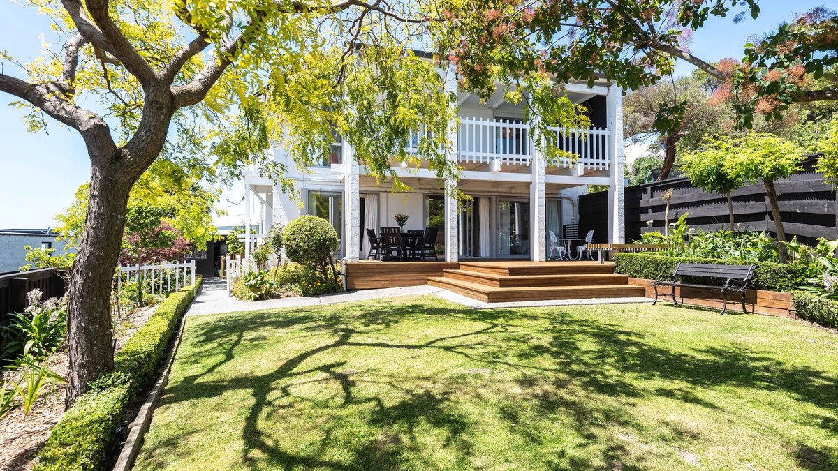 Mount Pleasant Apartment | Huge sea views, contemporary art collection,