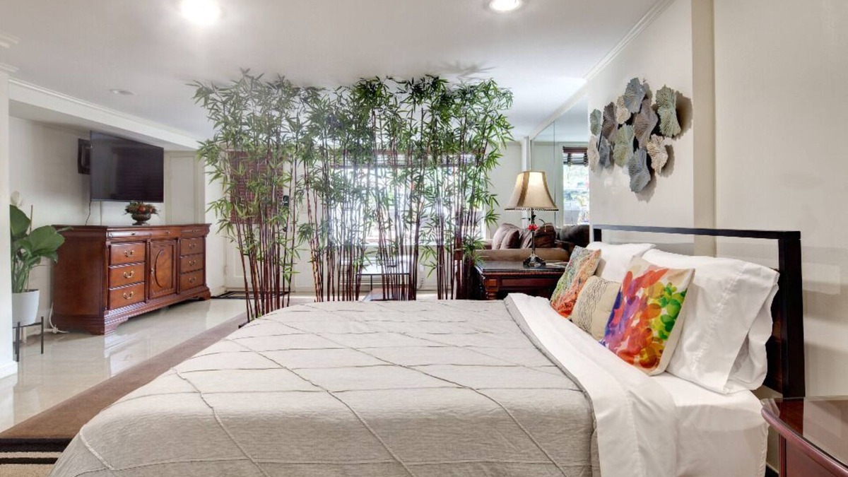 Old Town West Apartment | Huge Studio/Temp Control Mattress/Free Parking