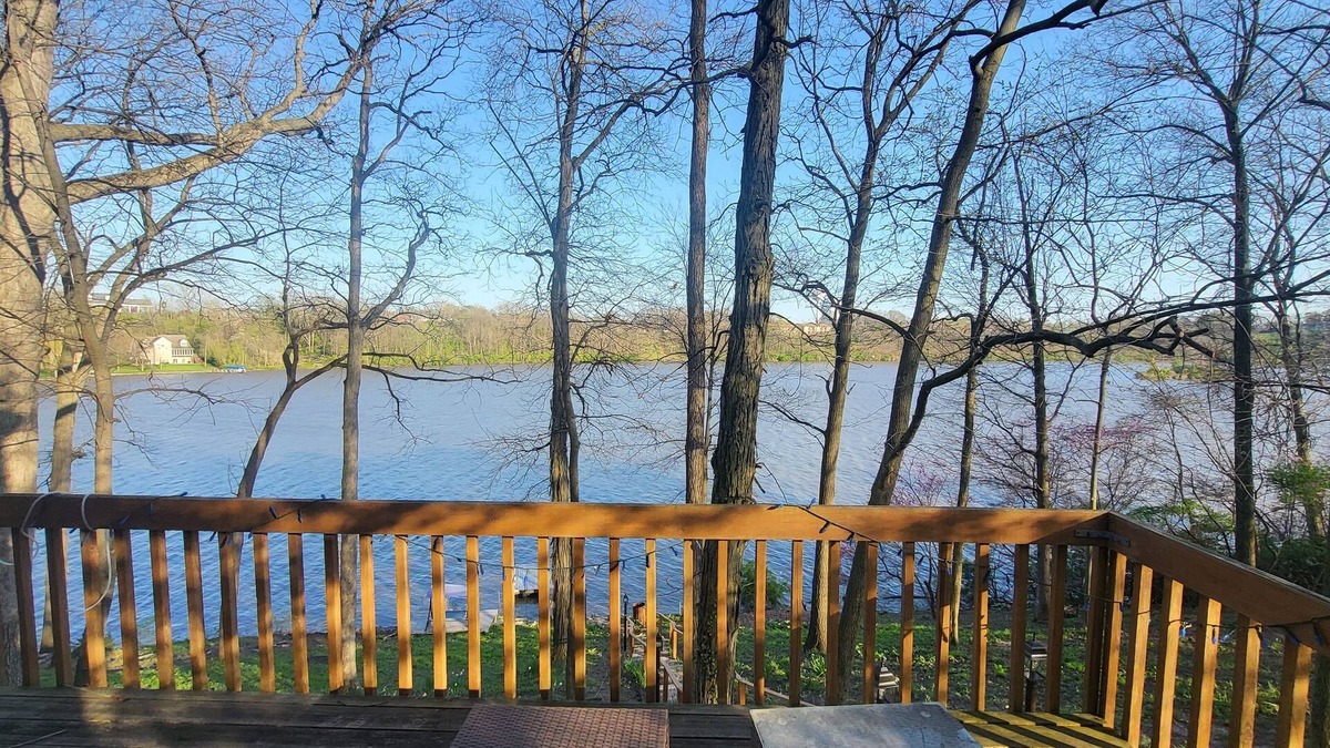 Danville House | Huge Summer Lake House! On the Water! Sleeps 12. 5BR/4BA. Canoes, Kayaks & more!