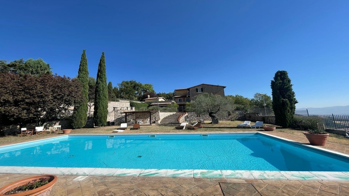 Colpetrazzo Villa | Huge villa with exclusive pool + gardens/WIFI/sleeps 8 - close to Spoleto