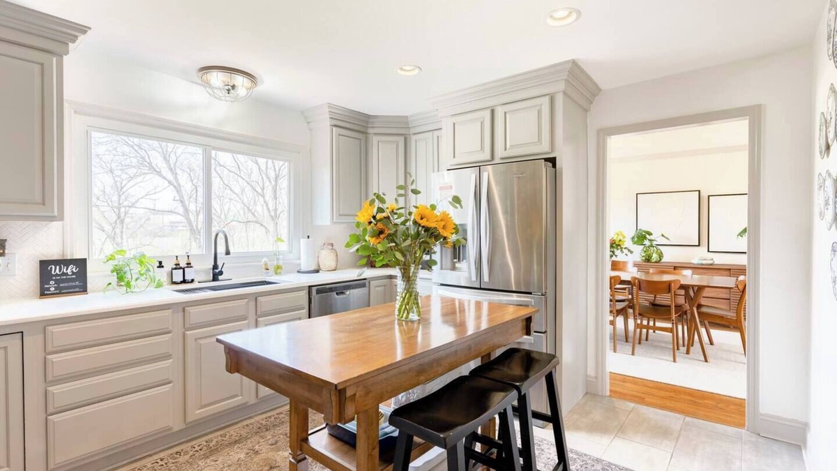 Des Peres House | Huge yard - 10 min walk to shops & restaurants