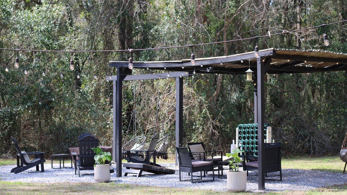Williston House | Huge Yard, BBQ, Fire-Pit, Devils Den & Rainbow Springs, Sleeps 5, Near HITS