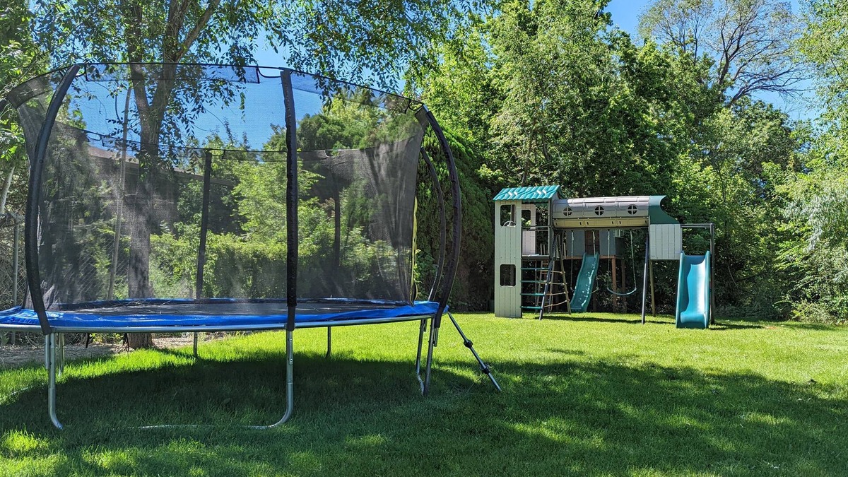 Sunset Heights House | Huge Yard. Hot Tub. Playground. Trampoline.