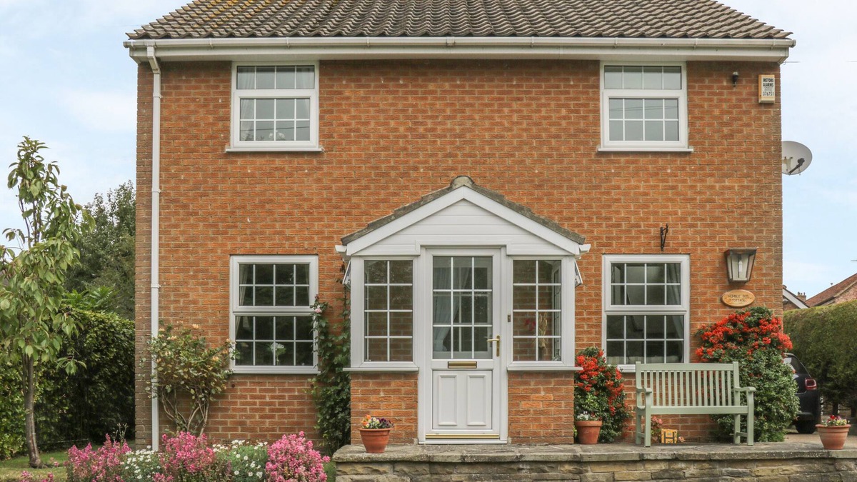 Wold Newton Cottage | HUMBLE BEE COTTAGE, family friendly, with a garden in Hunmanby