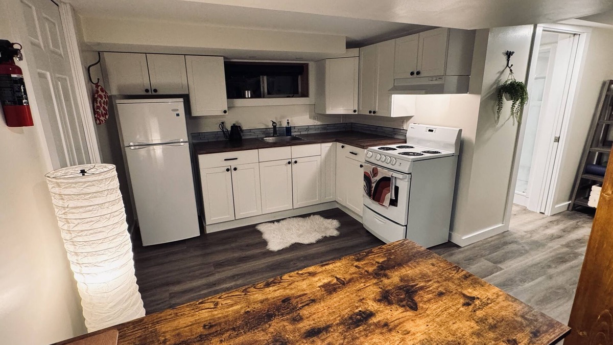 Castlegar House | Humble Heights Basement Suite