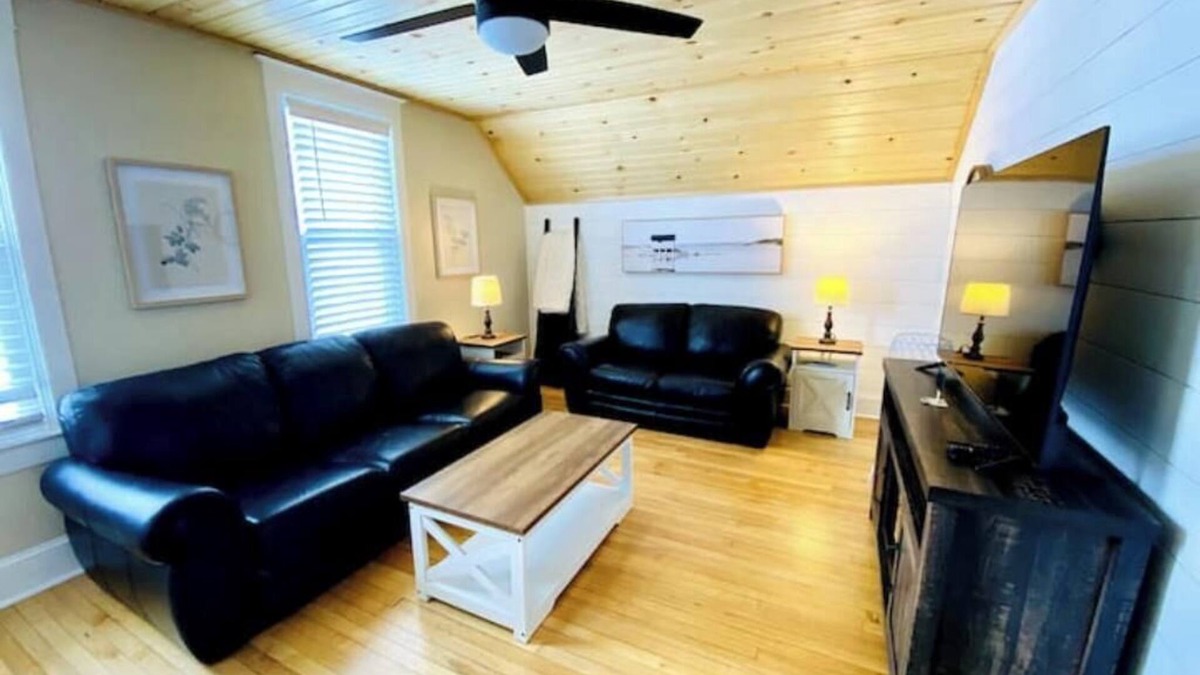 Marquette House | Humbly Mqt - Upper Level - 2 BR Relaxation