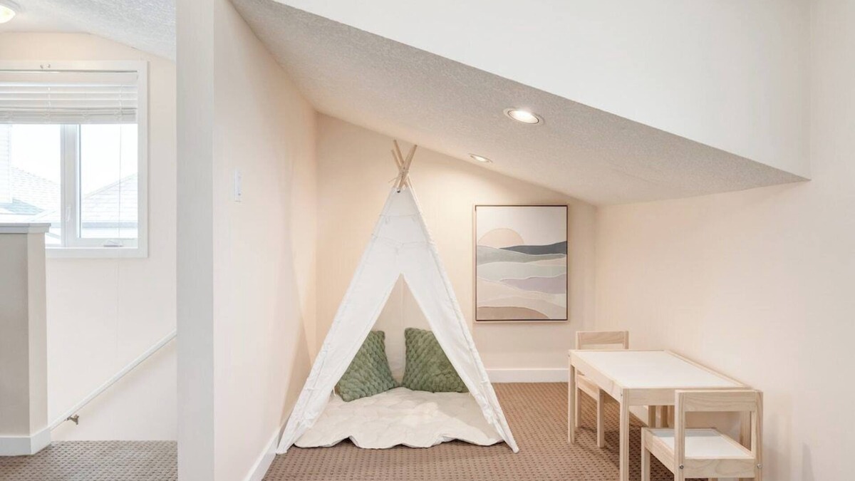McKenzie Towne House | "Hummingbird" 2 Bed Carriage House with 3 beds!