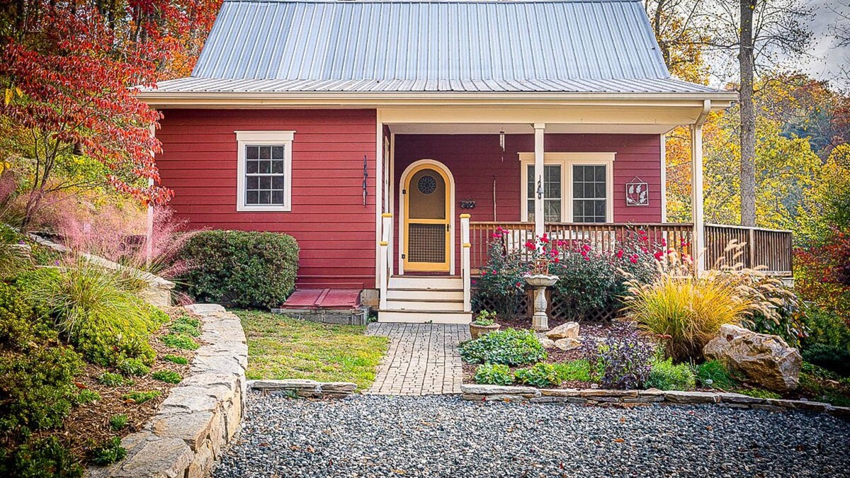 Leicester House | Hummingbird Hill Cottage: Peaceful mountain getaway, with mountain and creek views!