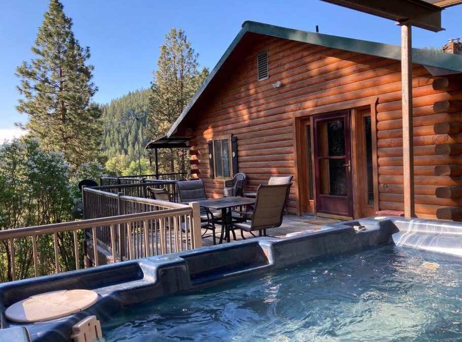 Naches House | Hummingbird Hill Resort: Hot Tub, Views, Wildlife, 3D movies, Hiking, Bikes, Sleds, Games, Kids & Pets Love It