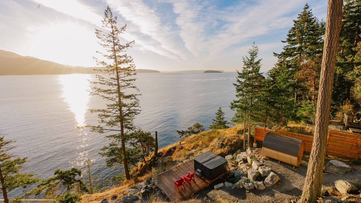 Bowen Island House | Hummingbird Oceanside Suites: Mt Strachan Suite