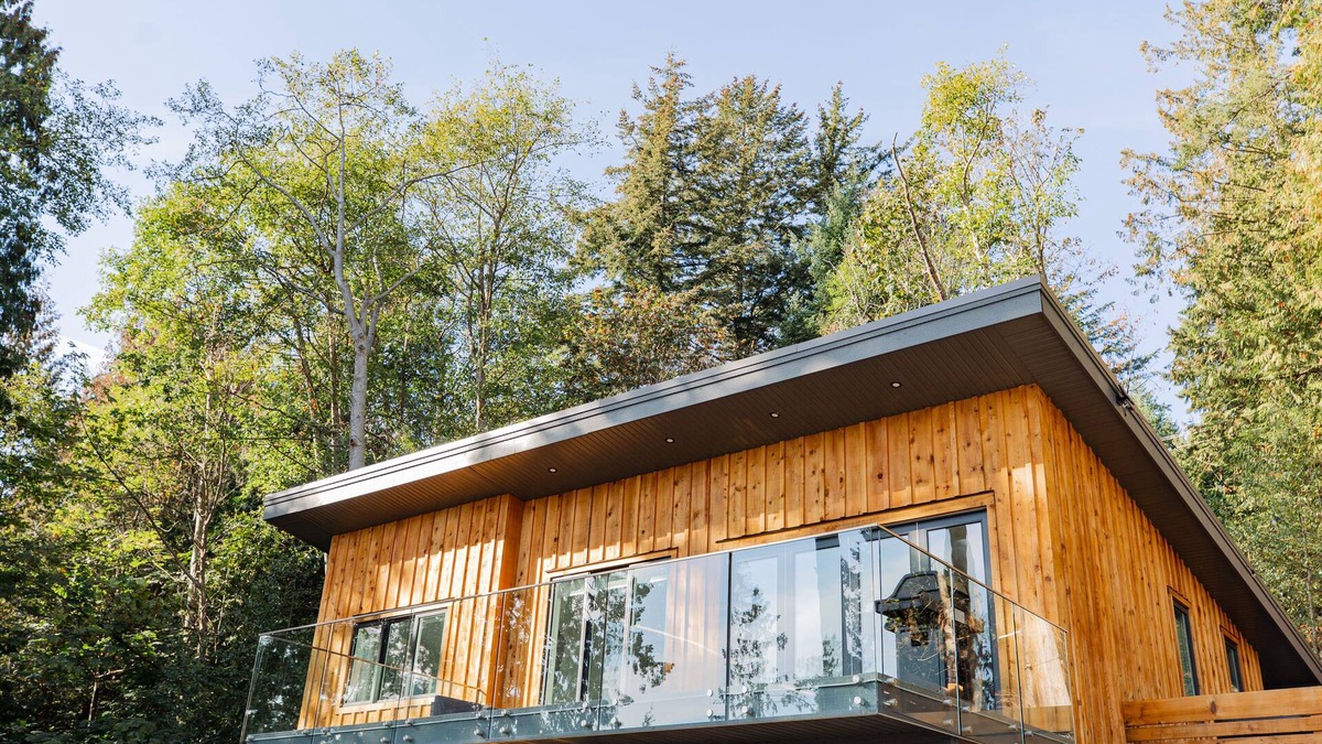 Bowen Island House | Hummingbird Oceanside Suites: The Modern Cabin
