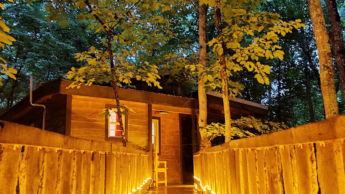 Monteagle Cabin | Hummingbird Treehouse Getaway w/Hot Tub & Firepit