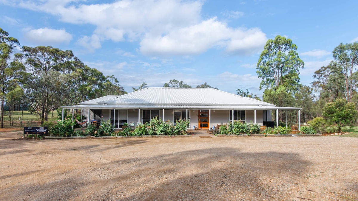 Broke House | Hunter Moon Country Hse | Hunter Valley Luxury Group Stay Firepit/Spa/EVCharger