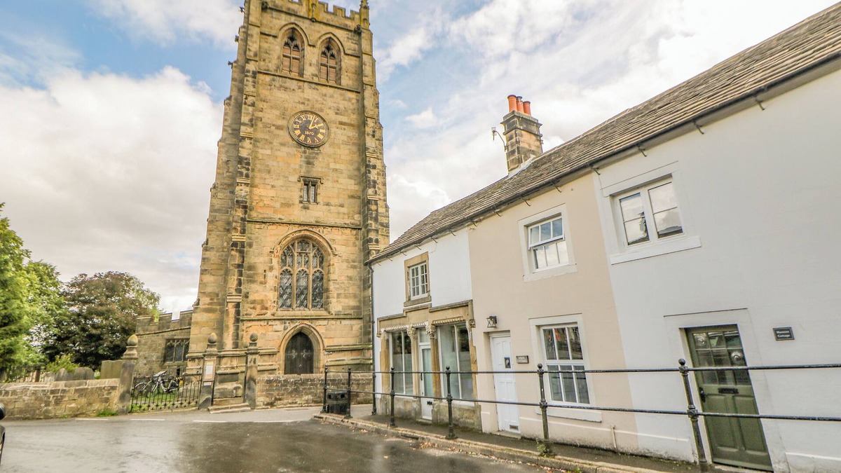 Youlgreave Cottage | HUNTERS COTTAGE, pet friendly, with open fire in Youlgreave