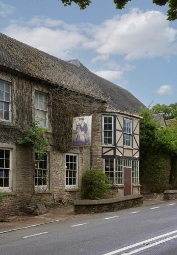 Kingscote Hotel | Hunters Hall Inn by Greene King Inns
