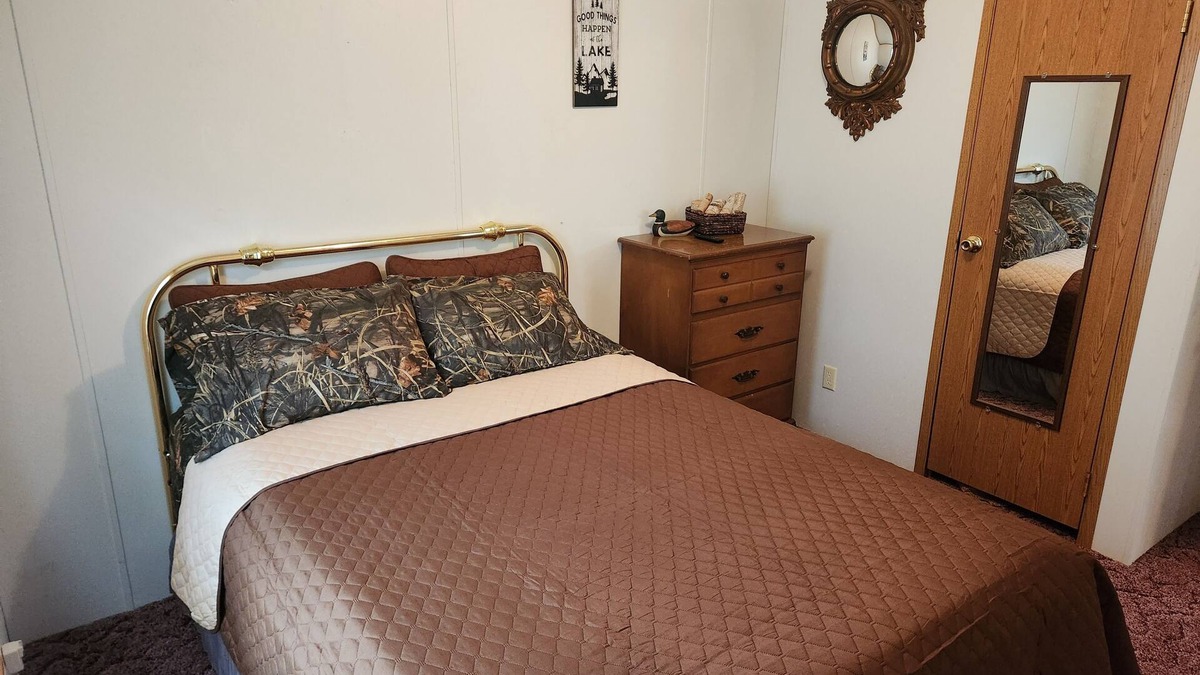 Freeport House | Hunters Haven a charming 3-br house in welcoming Piedmont Ohio with AC, Wi-Fi.