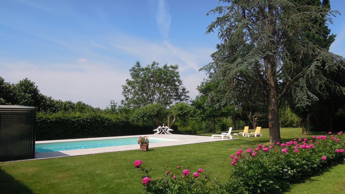 Villers-en-Argonne Apartment | Hunting lodge, the East Wing, on estate with a park, pool and chateau