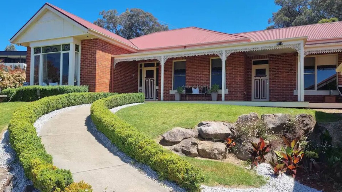 Wodonga House | "Huonview" House on the Hill. Views for miles. 5 mins from CBD