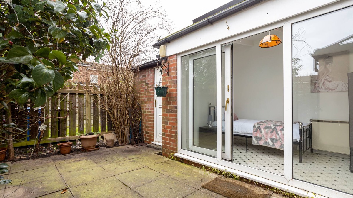 Cheadle House | Hurley House, 4 bedroom house near Manchester Airport