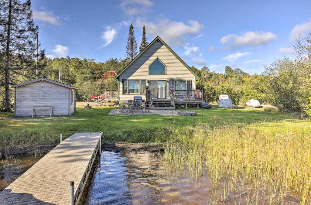 Pine Lake House | Hurley Lakefront Hideaway with Fire Pit and Dock!
