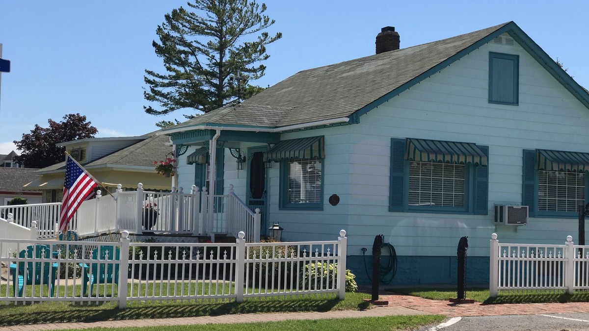 Mackinaw City House | Huron Breeze Cottage - In the heart of Historic Mackinaw City