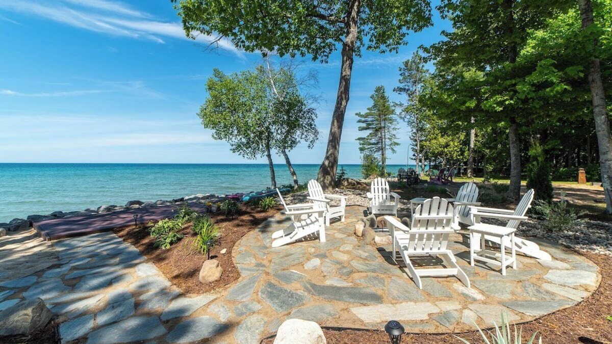Cheboygan House | Huron Helm · Lake Front*Hot Tub*Fire Pit*Kayaks*Arcade Games*