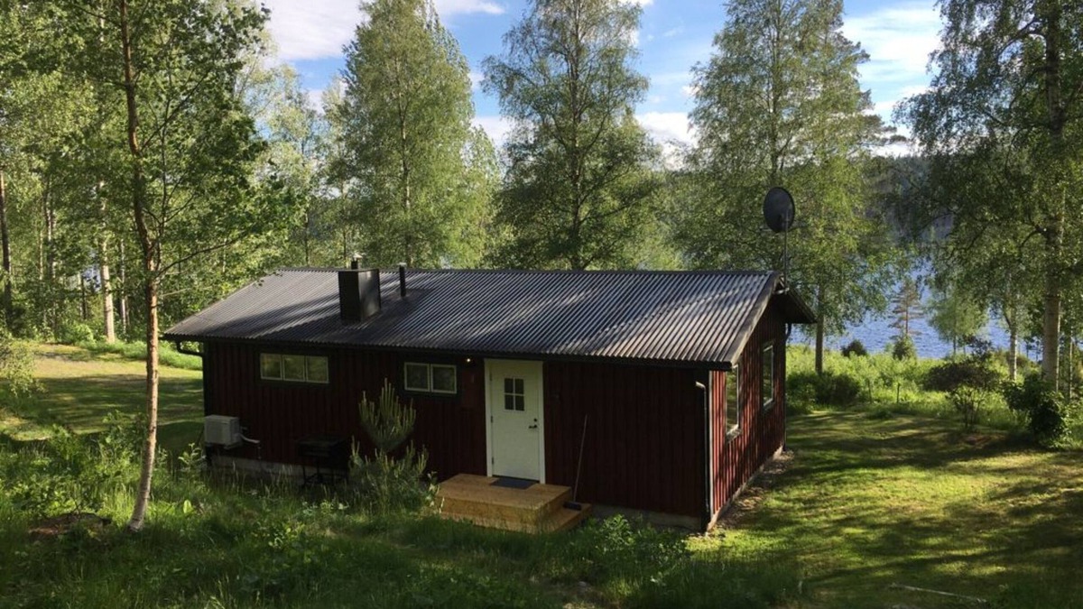 Bredsjo House | Hus Bjöksjöblick - Holiday home with lake view & boat in southern Sweden