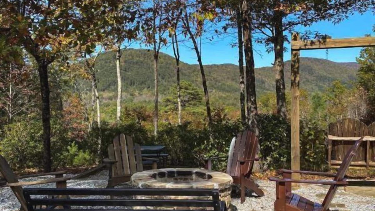 Sautee Nacoochee Cabin | Hutch Mountain- This beautiful log cabin is one you will never want to leave!