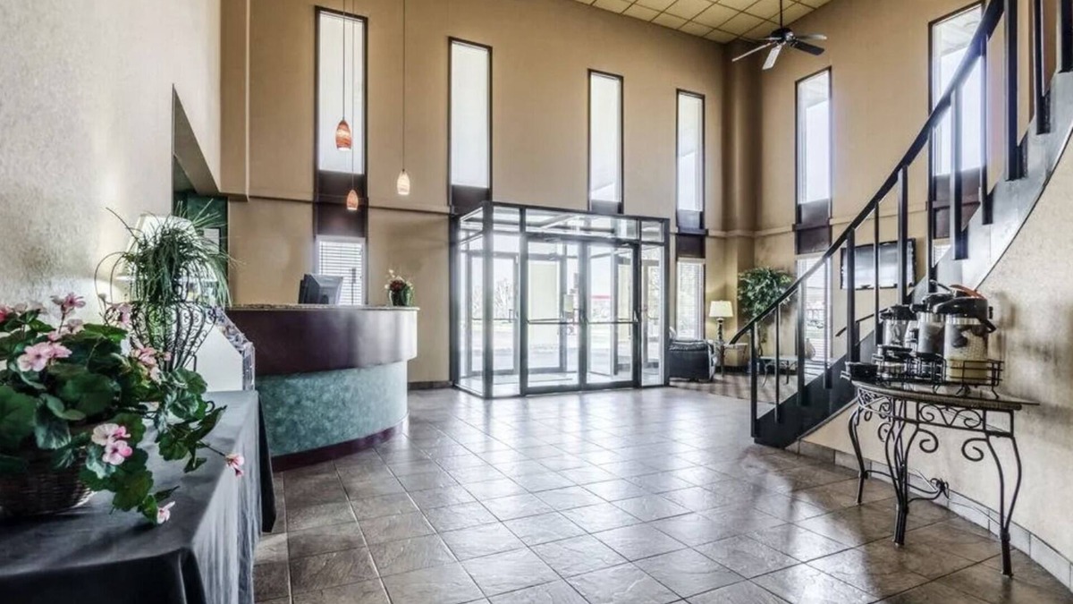 South Hutchinson Hotel | Hutchi Bell