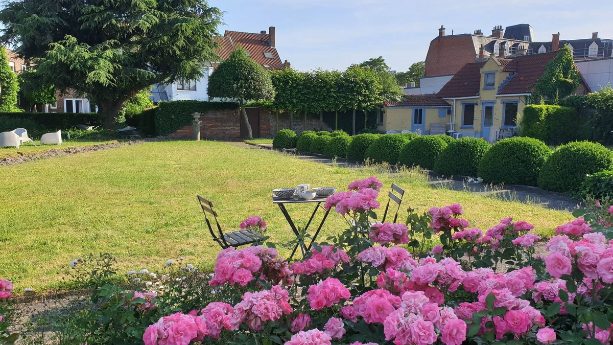 Sint-Kruis House | Huyze Lapin: Ruime Woning met Tuin & Zwembad, op Wandelafstand van Brugge