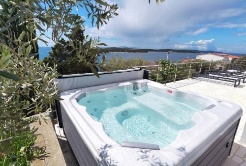 Krizni rat Apartment | Hvar Dream View Penthouse with Hot Tub
