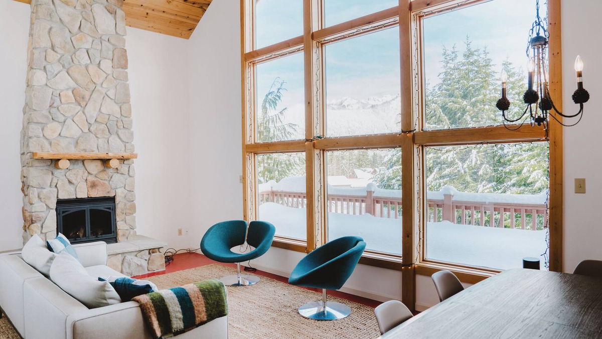 Hyak Ski Chalet | Hyak Hideout 3-bedroom chalet in welcoming Snoqualmie Pass with WiFi