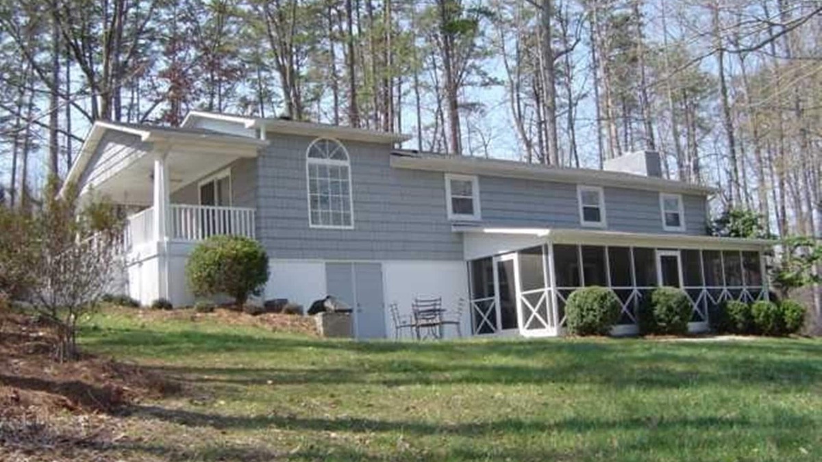 Leasburg House | Hyco Lakefront rental with great outdoors. So much room for activities!