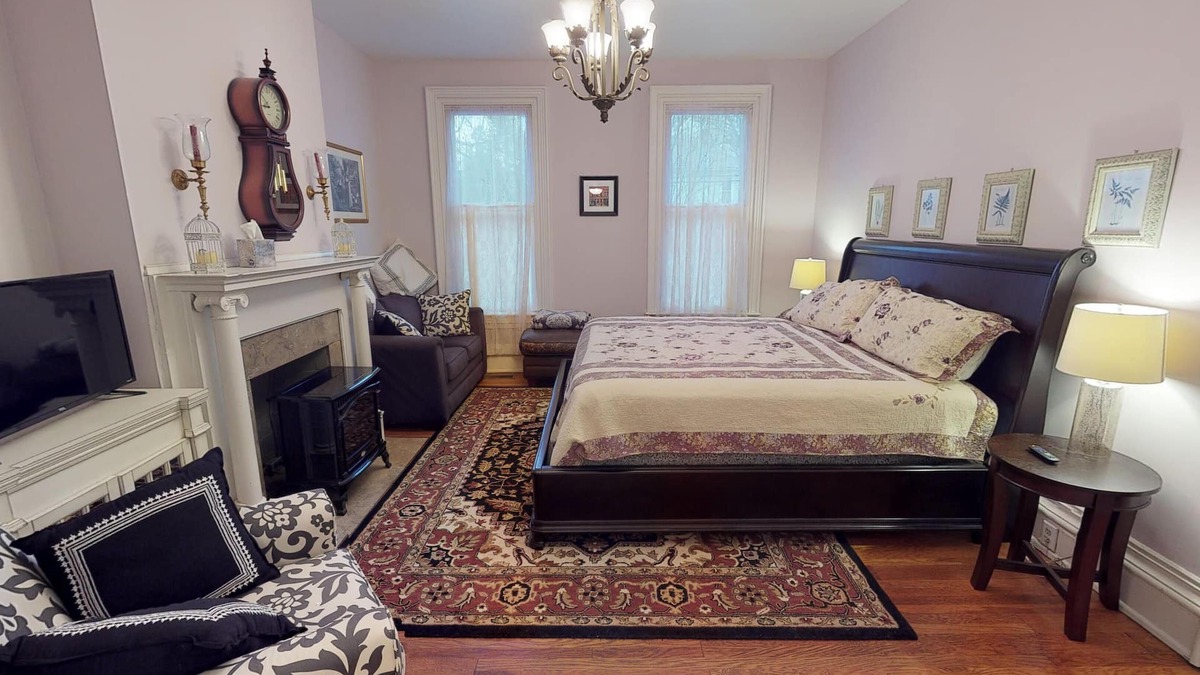 Nelsonville Bed & Breakfast | Hyde House Lilac Suite near Hocking Hills, Ohio University, Athens & Logan