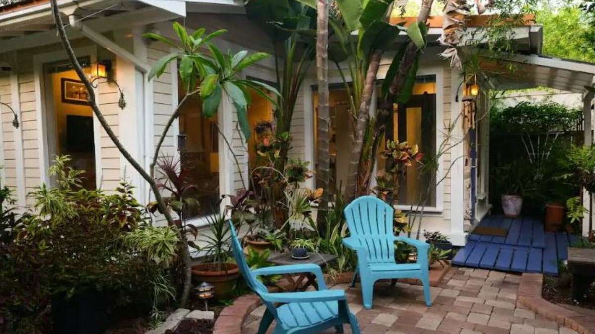 Bayshore Gardens Cottage | Hyde Park garden cottage steps from Bayshore/Soho