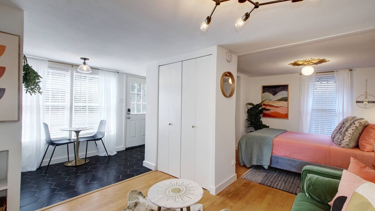 Hyde Park House | Hyde Park Guesthouse w/Parking & Private Entry