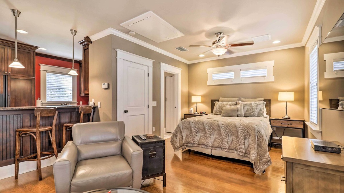 Historic Hyde Park North Apartment | Hyde Park Luxury Studio w/Prime Location!