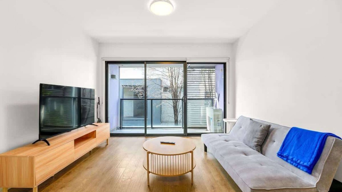 Parkville Apartment | Hyde - Perfect Two-Level Parkville Apt w parking!