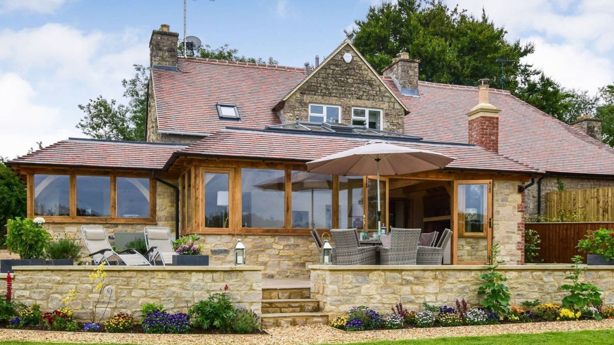 Inchbrook House | Hyde Tyning Cottage - sleeps 6 guests in 3 bedrooms