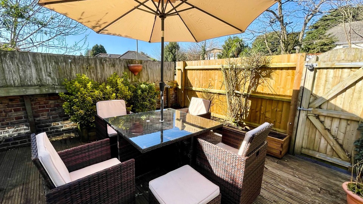 Westbourne House | Hydeaway Holiday Home - 3 bed house with parking, sleeps up to 7