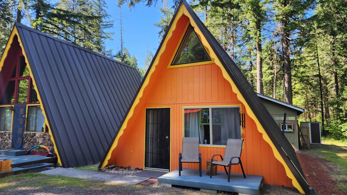 McKenzie Bridge Cabin | Hygge A-Frame: Pet friendly Forest Immersion! With AC !
