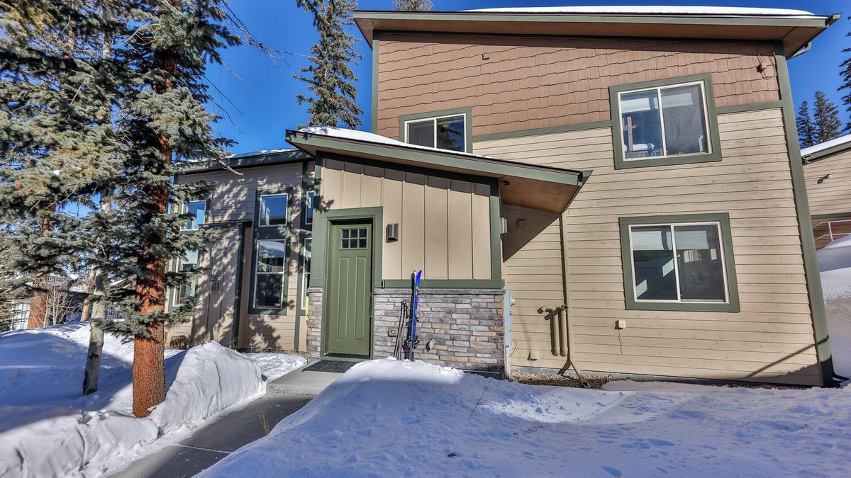 Rendezvous House | Hygge Cabin—Elegant, Pet-Friendly Escape with Ski Shuttle and Serene Setting