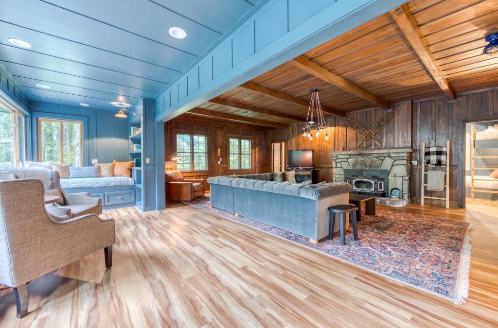 Rhododendron House | Hygge Cabin On The River