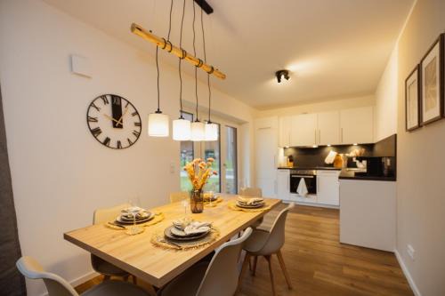 Winsen Apartment | Hygge Homes, three bedrooms with parking, near river